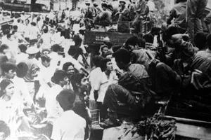 Nhân dân Sài Gòn đón mừng Quân Giải phóng ngày 30-4-1975. Ảnh: TƯ LIỆU