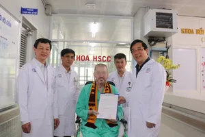 Bệnh nhân 91 - nhận giấy chứng nhận xuất viện từ PGS.TS Lương Ngọc Khuê- Cục trưởng Cục Quản lý Khám chữa bệnh, Phó Trưởng Tiểu ban Điều trị. Ảnh: BVCR