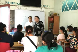 Một lớp học ngoại ngữ miễn phí tại chùa Lá