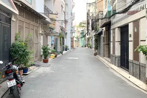 Tuyến hẻm 162 Phan Đăng Lưu thông thoáng sau khi được "nắn" lại.