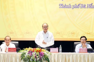 Thủ tướng  Nguyễn  Xuân Phúc cùng Phó Thủ tướng Thường trực Trương Hòa Bình và Phó Thủ tướng,  Bộ trưởng  Bộ Ngoại giao  Phạm  Bình Minh  chủ trì hội nghị. Ảnh: TTXVN