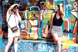 Khẩu trang thời trang lên ngôi