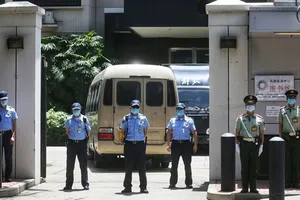 Giới chức Trung Quốc vào tiếp quản cơ sở từng là Tổng lãnh sự quán Mỹ ở Thành Đô sáng nay. Ảnh: GLOBAL TIMES .