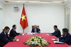 Thủ tướng Nguyễn Xuân Phúc điện đàm với Chủ tịch Ủy ban châu Âu. Nguồn: VGP