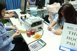 Phụ huynh tìm hiểu hình thức đóng học phí không dùng tiền mặt  tại các trường học trên địa bàn quận Bình Tân, TPHCM