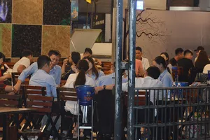 Đang mùa dịch Covid-19, các quán nhậu dọc đại lộ Phạm Văn Đồng  vẫn chật kín người.  Ảnh: ĐỨC TRUNG