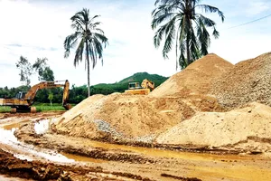 Lượng cát khai thác trái phép ở lòng sông An Lão rất lớn,  diễn ra trong nhiều năm