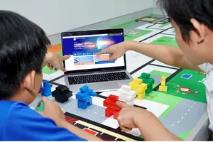 Các bạn trẻ đăng ký dự thi giải pháp ứng dụng AI  trong việc xử lý giao thông đô thị. Ảnh: HOÀNG HÙNG