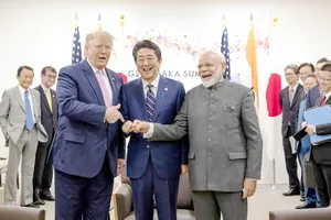Thủ tướng Nhật Bản Shinzo Abe (giữa) cùng Tổng thống Mỹ Donald Trump và Thủ tướng Ấn Độ Narendra Modi  tại Hội nghị G20 ở Osaka, năm 2019