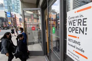 Người dân tới mua hàng tại một trung tâm thương mại ở Toronto, Canada. Ảnh: THX/TTXVN   