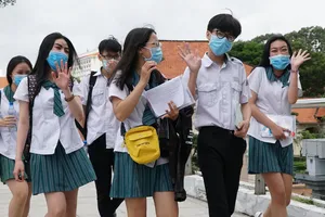 Thí sinh TPHCM vui mừng khi kết thúc môn tiếng Anh tại kỳ thi tốt nghiệp THPT năm 2020.  Ảnh: HOÀNG HÙNG