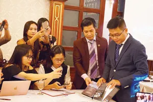 Nhân viên của First News mở đơn sách  trên Lazada trước sự chứng kiến  của các phóng viên