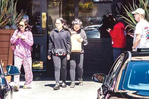 Sinh viên và người cao tuổi đến nhận bữa trưa miễn phí  tại The Recess Room