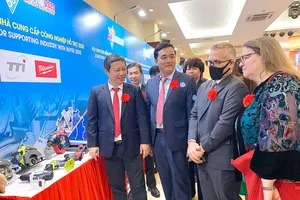 Phó Chủ tịch UBND TPHCM Dương Anh Đức trao đổi cùng các đại biểu  dự Hội nghị “Tìm kiếm nhà cung cấp công nghiệp hỗ trợ năm 2020”