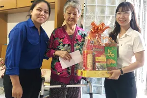 Đảng viên trẻ Đặng Thị Phương Nhung (trái) tham gia các hoạt động vì cộng đồng.  Ảnh: T.H