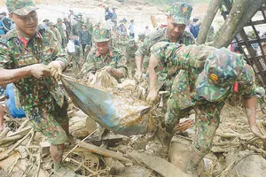 Thi thể một nạn nhân được tìm thấy vào sáng 30-10 tại điểm sạt lở xã Trà Leng, huyện Nam Trà My, tỉnh Quảng Nam. Ảnh: NGUYỄN CƯỜNG