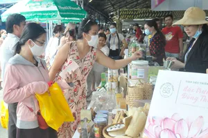 Mua sắm tại chương trình Kết nối cung cầu hàng hóa giữa TPHCM  và các tỉnh, thành phố năm 2020. Ảnh: CAO THĂNG