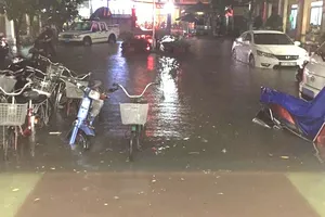 Tình trạng ngập nước thường xuyên trên tuyến đường Đỗ Xuân Hợp  ảnh hưởng đến đời sống sinh hoạt của người dân