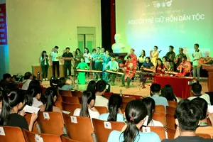 Đưa âm nhạc dân tộc giới thiệu đến sinh viên học sinh  là một giải pháp để giữ được văn hóa truyền thống dân tộc. Ảnh: THÚY BÌNH