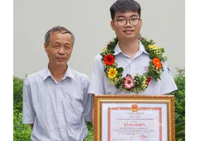 Em Nguyễn Mạc Nam Trung  và thầy Nguyễn Trọng Tuấn.  Ảnh: HOÀNG HÙNG