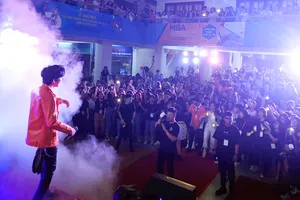 Nghệ sĩ và khán giả cần một không gian,  từ đời thực đến mạng xã hội văn minh, thân thiện. Ảnh: FBNV