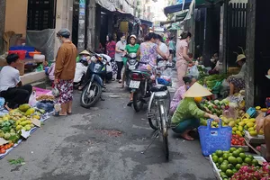 Chợ tự phát chiếm hết con hẻm 430,  đường Cách Mạng Tháng Tám (phường 11, quận 3, TPHCM). Ảnh: BÙI ANH TUẤN