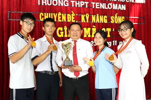 Thầy Nguyễn Văn Thành, Hiệu trưởng Trường THPT  Ernst Thälmann (quận 1) và các học trò. Ảnh: HOÀNG HÙNG