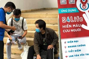 Đoàn viên Quận đoàn 1 hướng dẫn tình nguyện viên hiến máu  sử dụng ứng dụng S4Life