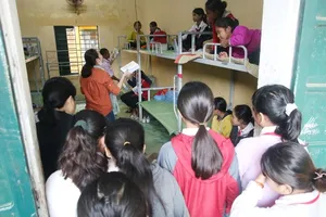 Học sinh Trường Phổ thông Dân tộc bán trú Tiểu học Trà Tập (Nam Trà My, Quảng Nam) nhận sách vở mới. Ảnh: AN KHÊ 