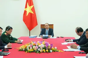 Thủ tướng Nguyễn Xuân Phúc hội đàm trực tuyến với Thủ tướng Campuchia Samdech Techo Hun Sen, ngày 24-11. Ảnh: VGP