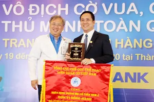 Ông Mai Bá Hùng, Phó Giám đốc Sở Văn hóa và Thể thao TP.HCM trao tặng cờ và cúp lưu niệm cho Ông Hà Huy Cường – Phó Tổng Giám đốc Nam A Bank