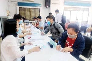 Người lao động tại Sàn giao dịch việc làm  do Trung tâm DVVL TPHCM tổ chức