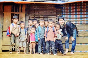 Hoàng Hoa Trung với các em nhỏ vùng cao  trên hành trình làm thiện nguyện. Ảnh: HOÀI DƯƠNG