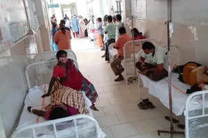  Bệnh nhân nhập viện vì chứng bệnh lạ ở Eluru ngày 7-12. Ảnh: AP