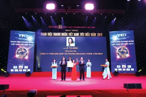 Ds Lê Thị Bình nhận cúp Thánh Gióng -  Tôn vinh 100 nữ Doanh nhân Việt Nam tiêu biểu