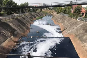 Dù tốn cả ngàn tỷ đồng để cải tạo, đến nay kênh Ba Bò vẫn ô nhiễm nặng nề. Ảnh: ĐỨC TRUNG