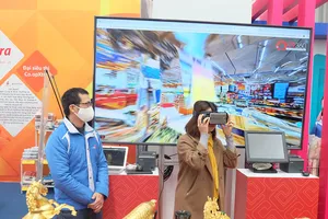 Tham gia trải nghiệm mô hình mua sắm ảo tại gian hàng Saigon Co.op