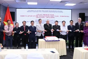 Các đại biểu tham dự lễ kỷ niệm 65 năm thiết lập quan hệ ngoại giao Việt Nam-Indonesia thể hiện tình đoàn kết. Ảnh: TTXVN