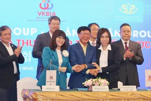 VKBIA ký kết thỏa thuận hợp tác tại hội nghị gặp gỡ  doanh nhân kiều bào, tổ chức cuối năm 2020 ở TPHCM. Ảnh: HOÀNG HÙNG