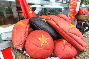 Những ổ bánh mì màu sắc  và ý nghĩa. Ảnh: XUÂN QUỲNH