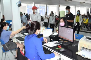 Hành khách đến ga Sài Gòn sáng 2-2  để trả vé tàu đi lại dịp Tết Tân Sửu do ảnh hưởng dịch Covid-19.  Ảnh: ĐÌNH LÝ