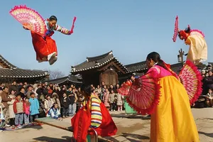 Hoạt động vui chơi chào đón năm mới của người Hàn Quốc. Ảnh: Pinterest