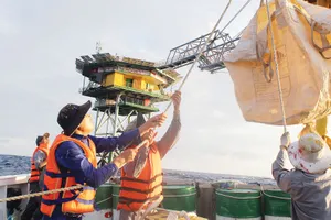 Chuyển hàng tết lên nhà giàn DK1 thuộc vùng 2  Hải quân