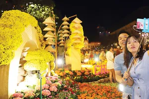 Du khách tham quan đường hoa Nguyễn Huệ.  Ảnh: DŨNG PHƯƠNG