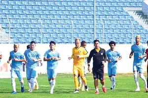 Thầy trò đội Đà Nẵng tập khai xuân sáng mùng 4 Tết. Ảnh: VIẾT ĐỊNH