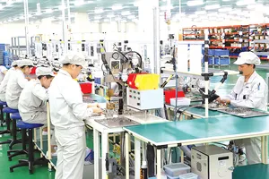 Dây chuyền sản xuất của Công ty TNHH Origin Manufactures Việt Nam  (vốn đầu tư của Nhật Bản) ở KCN Đồng Văn II tỉnh Hà Nam. Ảnh: QUANG PHÚC