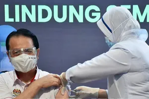 Tổng giám đốc Cơ quan Y tế Malaysia, Tiến sĩ Noor Hisham Abdullah được tiêm chủng vaccine ngừa COVID-19 tại Putrajaya, ngày 24-2-2021. Nguồn: TTXVN