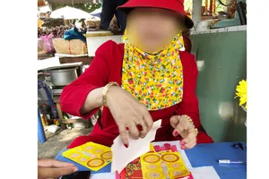 Bà N. chuẩn bị lễ cúng cắt “duyên âm” cho khách  tại khu vực Lăng Ông Bà Chiểu