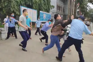  Hình ảnh người nhà bệnh nhân ẩu đả với bảo vệ Bệnh viện Đa khoa tỉnh Tuyên Quang. (Ảnh cắt từ clip)