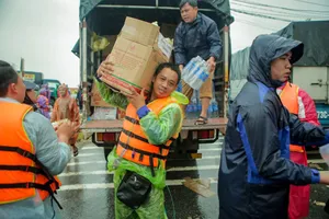 Anh Thái Nhật Chương và các thành viên CLB Ánh sáng Từ bi cứu trợ người dân miền Trung